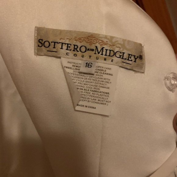 Never worn wedding dress - Picture 5 of 5